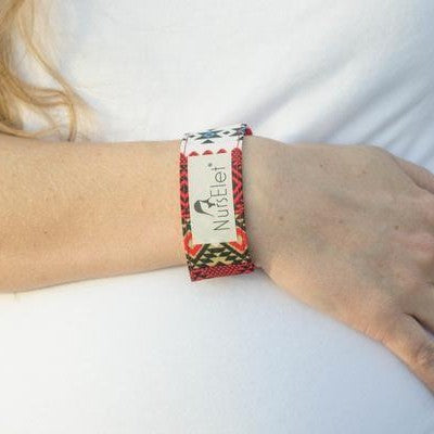 Wooden nursing bracelet in natural beads with mindful reminder detail