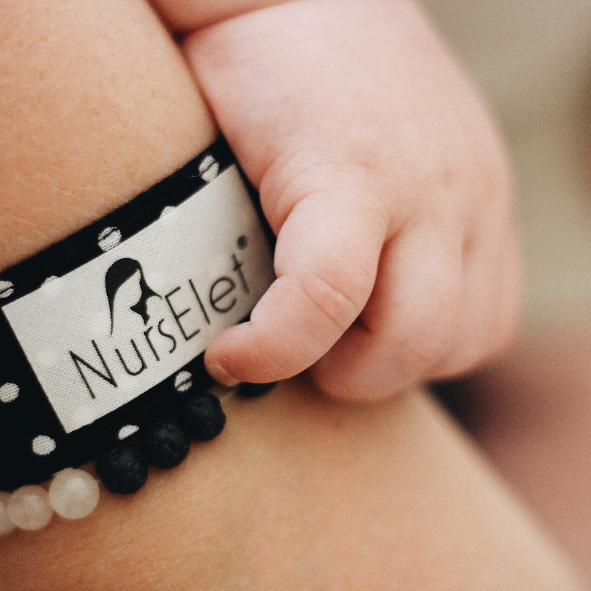 Breastfeeding Bracelet Nurselet - Monochrome Dots lifestyle