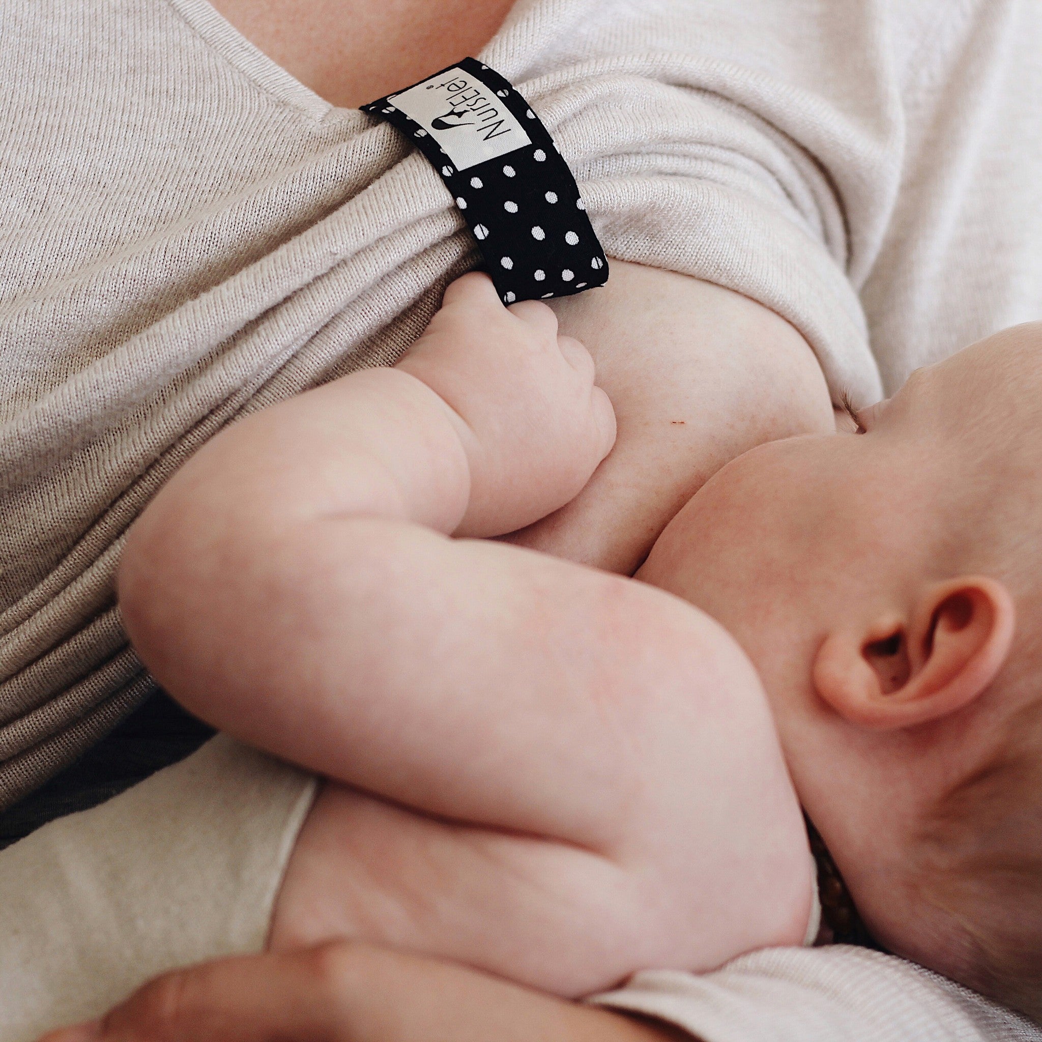 Breastfeeding Bracelet Nurselet - Monochrome Dots lifestyle