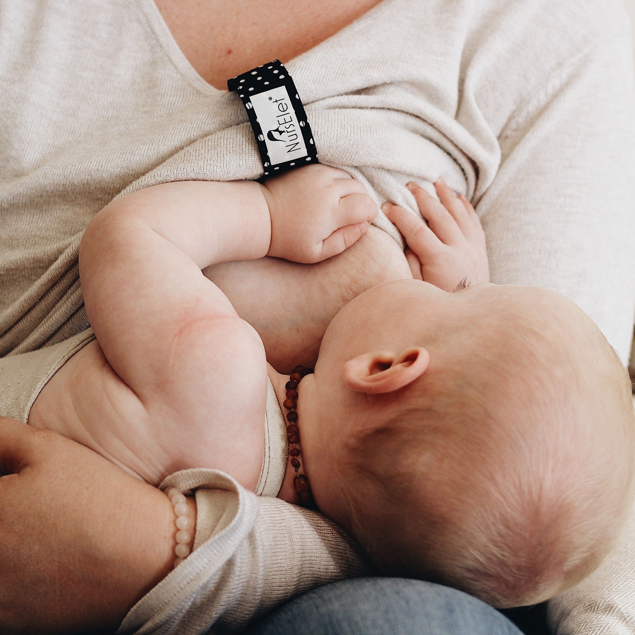 Breastfeeding Bracelet Nurselet - Monochrome Dots lifestyle